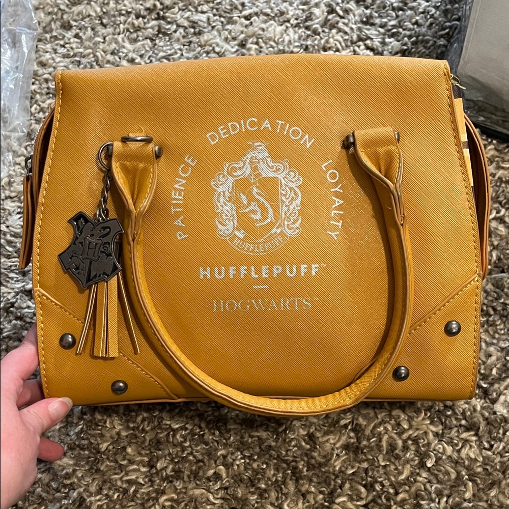 Bioworld Hufflepuff Bag with Crest Charm